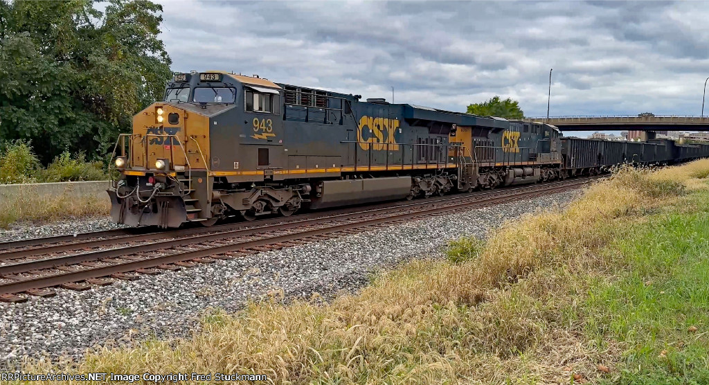 CSX 943 heads B157.